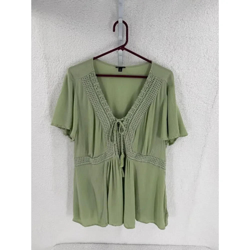 TORRID Green Short Sleeves VNeck Crochet‎ Detailing Tie Closure Blouse Size 2